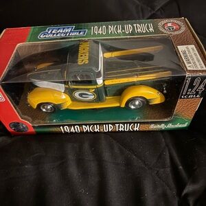 (SOLD) NEW GREEN BAY PACKERS COLLECTIBLE  1940 FORD TRUCK 2004 FLEER -IN BOX
